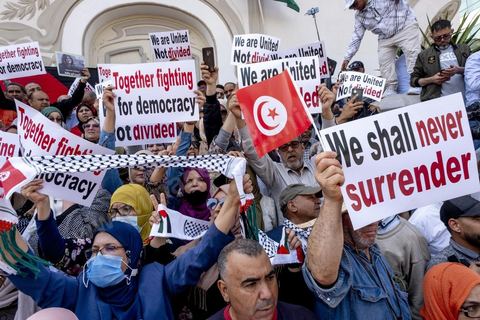 15 mai 2022 : première manifestation à l'appel du nouveau Front du Salut National, récemment formé par cinq partis opposés au président Kais Saied, composé notamment de Ennahdha et Al Karama, les deux partis islamistes. Ce front est constitué des mouvements et partis qui s'opposent depusi plusieurs mois au président Saied pour « sauver » la Tunisie de sa profonde crise après le coup d'état de ce dernier en juillet 2021. Près de 3000 manifestants se sont rassemblés deavnt le théâtre de l'avenue Bourguiba à Tunis scandant des slogans comme "Dégage", "nous vaincrons", "nous sommes unis, pas divisés", ... autour des leaders politiues aux tendances très variées comme Nejib Chebbi, Jaouhar Mbarek, Nourredine Bihri, Seiffeddine Makhlouf. 