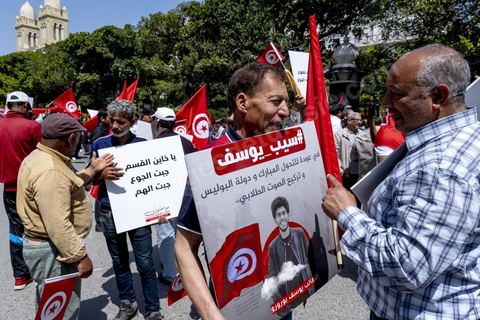 15 mai 2022 : première manifestation à l'appel du nouveau Front du Salut National, récemment formé par cinq partis opposés au président Kais Saied, composé notamment de Ennahdha et Al Karama, les deux partis islamistes. Ce front est constitué des mouvements et partis qui s'opposent depusi plusieurs mois au président Saied pour « sauver » la Tunisie de sa profonde crise après le coup d'état de ce dernier en juillet 2021. Près de 3000 manifestants se sont rassemblés deavnt le théâtre de l'avenue Bourguiba à Tunis scandant des slogans comme "Dégage", "nous vaincrons", "nous sommes unis, pas divisés", ... autour des leaders politiues aux tendances très variées comme Nejib Chebbi, Jaouhar Mbarek, Nourredine Bihri, Seiffeddine Makhlouf. 