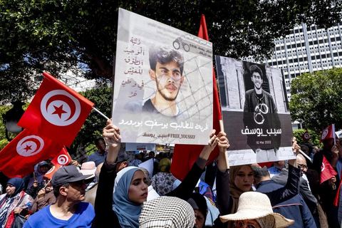 15 mai 2022 : première manifestation à l'appel du nouveau Front du Salut National, récemment formé par cinq partis opposés au président Kais Saied, composé notamment de Ennahdha et Al Karama, les deux partis islamistes. Ce front est constitué des mouvements et partis qui s'opposent depusi plusieurs mois au président Saied pour « sauver » la Tunisie de sa profonde crise après le coup d'état de ce dernier en juillet 2021. Près de 3000 manifestants se sont rassemblés deavnt le théâtre de l'avenue Bourguiba à Tunis scandant des slogans comme "Dégage", "nous vaincrons", "nous sommes unis, pas divisés", ... autour des leaders politiues aux tendances très variées comme Nejib Chebbi, Jaouhar Mbarek, Nourredine Bihri, Seiffeddine Makhlouf. 