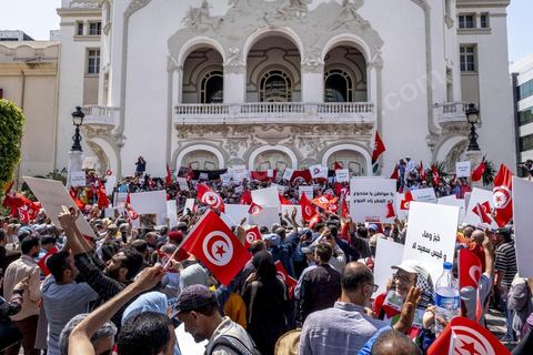 15 mai 2022 : première manifestation à l'appel du nouveau Front du Salut National, récemment formé par cinq partis opposés au président Kais Saied, composé notamment de Ennahdha et Al Karama, les deux partis islamistes. Ce front est constitué des mouvements et partis qui s'opposent depusi plusieurs mois au président Saied pour « sauver » la Tunisie de sa profonde crise après le coup d'état de ce dernier en juillet 2021. Près de 3000 manifestants se sont rassemblés deavnt le théâtre de l'avenue Bourguiba à Tunis scandant des slogans comme "Dégage", "nous vaincrons", "nous sommes unis, pas divisés", ... autour des leaders politiues aux tendances très variées comme Nejib Chebbi, Jaouhar Mbarek, Nourredine Bihri, Seiffeddine Makhlouf. 