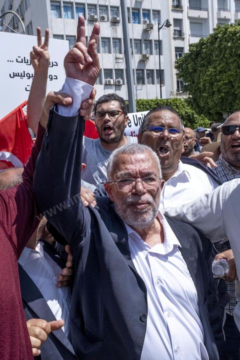 15 mai 2022 : Nourreddine Bihri est ovationné à la première manifestation à l'appel du nouveau Front du Salut National, récemment formé par cinq partis opposés au président Kais Saied, composé notamment de Ennahdha et Al Karama, les deux partis islamistes. Ce front est constitué des mouvements et partis qui s'opposent depusi plusieurs mois au président Saied pour « sauver » la Tunisie de sa profonde crise après le coup d'état de ce dernier en juillet 2021. Près de 3000 manifestants se sont rassemblés deavnt le théâtre de l'avenue Bourguiba à Tunis scandant des slogans comme "Dégage", "nous vaincrons", "nous sommes unis, pas divisés", ... autour des leaders politiues aux tendances très variées comme Nejib Chebbi, Jaouhar Mbarek, Nourredine Bihri, Seiffeddine Makhlouf. 