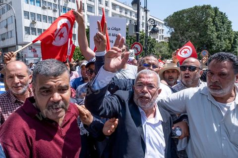 15 mai 2022 : Nourreddine Bihri est ovationné à la première manifestation à l'appel du nouveau Front du Salut National, récemment formé par cinq partis opposés au président Kais Saied, composé notamment de Ennahdha et Al Karama, les deux partis islamistes. Ce front est constitué des mouvements et partis qui s'opposent depusi plusieurs mois au président Saied pour « sauver » la Tunisie de sa profonde crise après le coup d'état de ce dernier en juillet 2021. Près de 3000 manifestants se sont rassemblés deavnt le théâtre de l'avenue Bourguiba à Tunis scandant des slogans comme "Dégage", "nous vaincrons", "nous sommes unis, pas divisés", ... autour des leaders politiues aux tendances très variées comme Nejib Chebbi, Jaouhar Mbarek, Nourredine Bihri, Seiffeddine Makhlouf. 