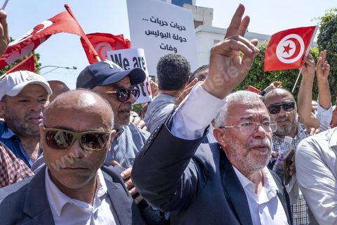 15 mai 2022 : Nourreddine Bihri est ovationné à la première manifestation à l'appel du nouveau Front du Salut National, récemment formé par cinq partis opposés au président Kais Saied, composé notamment de Ennahdha et Al Karama, les deux partis islamistes. Ce front est constitué des mouvements et partis qui s'opposent depusi plusieurs mois au président Saied pour « sauver » la Tunisie de sa profonde crise après le coup d'état de ce dernier en juillet 2021. Près de 3000 manifestants se sont rassemblés deavnt le théâtre de l'avenue Bourguiba à Tunis scandant des slogans comme "Dégage", "nous vaincrons", "nous sommes unis, pas divisés", ... autour des leaders politiues aux tendances très variées comme Nejib Chebbi, Jaouhar Mbarek, Nourredine Bihri, Seiffeddine Makhlouf. 
