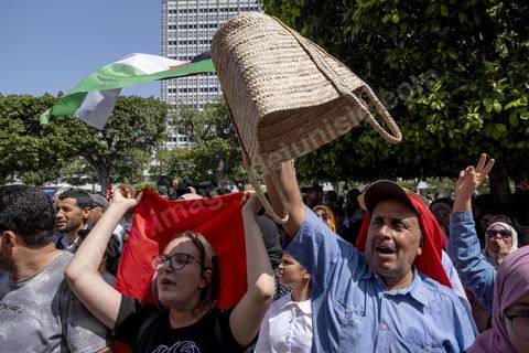 15 mai 2022 : première manifestation à l'appel du nouveau Front du Salut National, récemment formé par cinq partis opposés au président Kais Saied, composé notamment de Ennahdha et Al Karama, les deux partis islamistes. Ce front est constitué des mouvements et partis qui s'opposent depusi plusieurs mois au président Saied pour « sauver » la Tunisie de sa profonde crise après le coup d'état de ce dernier en juillet 2021. Près de 3000 manifestants se sont rassemblés deavnt le théâtre de l'avenue Bourguiba à Tunis scandant des slogans comme "Dégage", "nous vaincrons", "nous sommes unis, pas divisés", ... autour des leaders politiues aux tendances très variées comme Nejib Chebbi, Jaouhar Mbarek, Nourredine Bihri, Seiffeddine Makhlouf. 