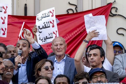 15 mai 2022 : Nejib Chebbi et Jaouhar Mbarek à la première manifestation à l'appel du nouveau Front du Salut National, récemment formé par cinq partis opposés au président Kais Saied, composé notamment de Ennahdha et Al Karama, les deux partis islamistes. Ce front est constitué des mouvements et partis qui s'opposent depusi plusieurs mois au président Saied pour « sauver » la Tunisie de sa profonde crise après le coup d'état de ce dernier en juillet 2021. Près de 3000 manifestants se sont rassemblés deavnt le théâtre de l'avenue Bourguiba à Tunis scandant des slogans comme "Dégage", "nous vaincrons", "nous sommes unis, pas divisés", ... autour des leaders politiues aux tendances très variées comme Nejib Chebbi, Jaouhar Mbarek, Nourredine Bihri, Seiffeddine Makhlouf. 