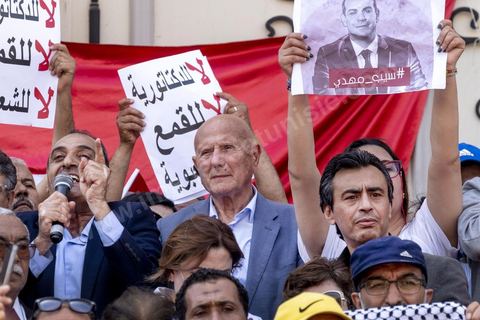 15 mai 2022 : Nejib Chebbi et Jaouhar Mbarek à la première manifestation à l'appel du nouveau Front du Salut National, récemment formé par cinq partis opposés au président Kais Saied, composé notamment de Ennahdha et Al Karama, les deux partis islamistes. Ce front est constitué des mouvements et partis qui s'opposent depusi plusieurs mois au président Saied pour « sauver » la Tunisie de sa profonde crise après le coup d'état de ce dernier en juillet 2021. Près de 3000 manifestants se sont rassemblés deavnt le théâtre de l'avenue Bourguiba à Tunis scandant des slogans comme "Dégage", "nous vaincrons", "nous sommes unis, pas divisés", ... autour des leaders politiues aux tendances très variées comme Nejib Chebbi, Jaouhar Mbarek, Nourredine Bihri, Seiffeddine Makhlouf. 