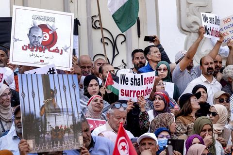 15 mai 2022 : première manifestation à l'appel du nouveau Front du Salut National, récemment formé par cinq partis opposés au président Kais Saied, composé notamment de Ennahdha et Al Karama, les deux partis islamistes. Ce front est constitué des mouvements et partis qui s'opposent depusi plusieurs mois au président Saied pour « sauver » la Tunisie de sa profonde crise après le coup d'état de ce dernier en juillet 2021. Près de 3000 manifestants se sont rassemblés deavnt le théâtre de l'avenue Bourguiba à Tunis scandant des slogans comme "Dégage", "nous vaincrons", "nous sommes unis, pas divisés", ... autour des leaders politiues aux tendances très variées comme Nejib Chebbi, Jaouhar Mbarek, Nourredine Bihri, Seiffeddine Makhlouf. 