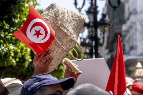 15 mai 2022 : première manifestation à l'appel du nouveau Front du Salut National, récemment formé par cinq partis opposés au président Kais Saied, composé notamment de Ennahdha et Al Karama, les deux partis islamistes. Ce front est constitué des mouvements et partis qui s'opposent depusi plusieurs mois au président Saied pour « sauver » la Tunisie de sa profonde crise après le coup d'état de ce dernier en juillet 2021. Près de 3000 manifestants se sont rassemblés deavnt le théâtre de l'avenue Bourguiba à Tunis scandant des slogans comme "Dégage", "nous vaincrons", "nous sommes unis, pas divisés", ... autour des leaders politiues aux tendances très variées comme Nejib Chebbi, Jaouhar Mbarek, Nourredine Bihri, Seiffeddine Makhlouf. 