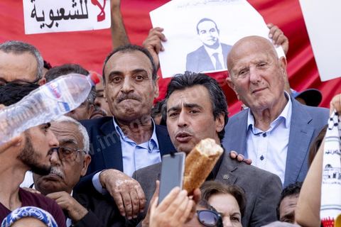 15 mai 2022 : Nejib Chebbi et Jaouhar Mbarek à la première manifestation à l'appel du nouveau Front du Salut National, récemment formé par cinq partis opposés au président Kais Saied, composé notamment de Ennahdha et Al Karama, les deux partis islamistes. Ce front est constitué des mouvements et partis qui s'opposent depusi plusieurs mois au président Saied pour « sauver » la Tunisie de sa profonde crise après le coup d'état de ce dernier en juillet 2021. Près de 3000 manifestants se sont rassemblés deavnt le théâtre de l'avenue Bourguiba à Tunis scandant des slogans comme "Dégage", "nous vaincrons", "nous sommes unis, pas divisés", ... autour des leaders politiues aux tendances très variées comme Nejib Chebbi, Jaouhar Mbarek, Nourredine Bihri, Seiffeddine Makhlouf. 