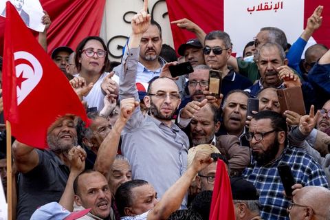 15 mai 2022 : première manifestation à l'appel du nouveau Front du Salut National, récemment formé par cinq partis opposés au président Kais Saied, composé notamment de Ennahdha et Al Karama, les deux partis islamistes. Ce front est constitué des mouvements et partis qui s'opposent depusi plusieurs mois au président Saied pour « sauver » la Tunisie de sa profonde crise après le coup d'état de ce dernier en juillet 2021. Près de 3000 manifestants se sont rassemblés deavnt le théâtre de l'avenue Bourguiba à Tunis scandant des slogans comme "Dégage", "nous vaincrons", "nous sommes unis, pas divisés", ... autour des leaders politiues aux tendances très variées comme Nejib Chebbi, Jaouhar Mbarek, Nourredine Bihri, Seiffeddine Makhlouf. 