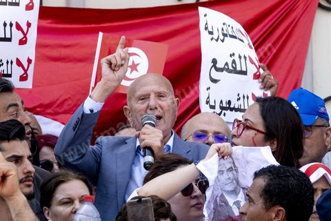 15 mai 2022 : Discours de Ahmed Nejib Chebbi à la première manifestation à l'appel du nouveau Front du Salut National, récemment formé par cinq partis opposés au président Kais Saied, composé notamment de Ennahdha et Al Karama, les deux partis islamistes. Ce front est constitué des mouvements et partis qui s'opposent depusi plusieurs mois au président Saied pour « sauver » la Tunisie de sa profonde crise après le coup d'état de ce dernier en juillet 2021. Près de 3000 manifestants se sont rassemblés deavnt le théâtre de l'avenue Bourguiba à Tunis scandant des slogans comme "Dégage", "nous vaincrons", "nous sommes unis, pas divisés", ... autour des leaders politiues aux tendances très variées comme Nejib Chebbi, Jaouhar Mbarek, Nourredine Bihri, Seiffeddine Makhlouf. 
