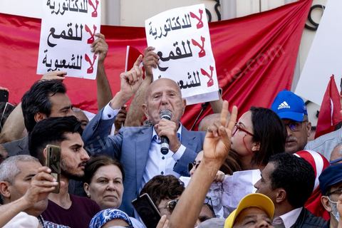 15 mai 2022 : Discours de Ahmed Nejib Chebbi à la première manifestation à l'appel du nouveau Front du Salut National, récemment formé par cinq partis opposés au président Kais Saied, composé notamment de Ennahdha et Al Karama, les deux partis islamistes. Ce front est constitué des mouvements et partis qui s'opposent depusi plusieurs mois au président Saied pour « sauver » la Tunisie de sa profonde crise après le coup d'état de ce dernier en juillet 2021. Près de 3000 manifestants se sont rassemblés deavnt le théâtre de l'avenue Bourguiba à Tunis scandant des slogans comme "Dégage", "nous vaincrons", "nous sommes unis, pas divisés", ... autour des leaders politiues aux tendances très variées comme Nejib Chebbi, Jaouhar Mbarek, Nourredine Bihri, Seiffeddine Makhlouf. 
