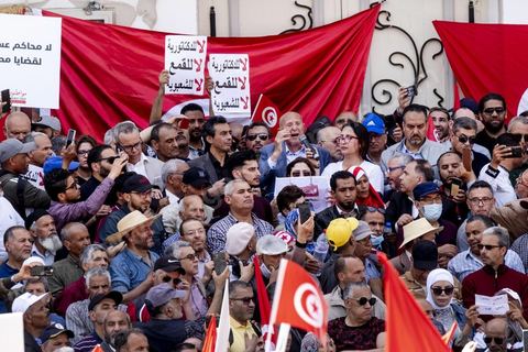 15 mai 2022 : Discours de Ahmed Nejib Chebbi à la première manifestation à l'appel du nouveau Front du Salut National, récemment formé par cinq partis opposés au président Kais Saied, composé notamment de Ennahdha et Al Karama, les deux partis islamistes. Ce front est constitué des mouvements et partis qui s'opposent depusi plusieurs mois au président Saied pour « sauver » la Tunisie de sa profonde crise après le coup d'état de ce dernier en juillet 2021. Près de 3000 manifestants se sont rassemblés deavnt le théâtre de l'avenue Bourguiba à Tunis scandant des slogans comme "Dégage", "nous vaincrons", "nous sommes unis, pas divisés", ... autour des leaders politiues aux tendances très variées comme Nejib Chebbi, Jaouhar Mbarek, Nourredine Bihri, Seiffeddine Makhlouf. 