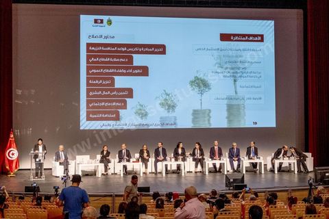 7 juin 2022 : dans la grande salle de l'Opéra de la cité de la culture à Tunis, le gouvernement sans la présence de sa cheffe Nejla Bouden, a organisé ce matin une conférence de presse pour annoncer les grandes lignes du programme national des réformes élaboré par le gouvernement. Les ministres des Finances, de l’Economie, des Affaires Sociales, de l’Industrie, de l’Agriculture, de l’Education, de l’Enseignement supérieur, des Technologies de l’information, et de l’Emploi sont présents.