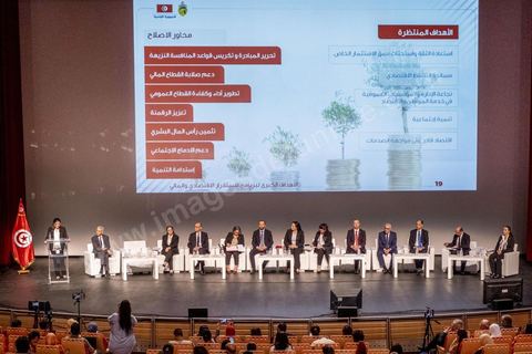 7 juin 2022 : dans la grande salle de l'Opéra de la cité de la culture à Tunis, le gouvernement sans la présence de sa cheffe Nejla Bouden, a organisé ce matin une conférence de presse pour annoncer les grandes lignes du programme national des réformes élaboré par le gouvernement. Les ministres des Finances, de l’Economie, des Affaires Sociales, de l’Industrie, de l’Agriculture, de l’Education, de l’Enseignement supérieur, des Technologies de l’information, et de l’Emploi sont présents.