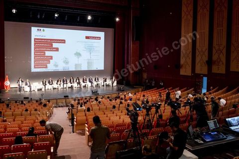 7 juin 2022 : dans la grande salle de l'Opéra de la cité de la culture à Tunis, le gouvernement sans la présence de sa cheffe Nejla Bouden, a organisé ce matin une conférence de presse pour annoncer les grandes lignes du programme national des réformes élaboré par le gouvernement. Les ministres des Finances, de l’Economie, des Affaires Sociales, de l’Industrie, de l’Agriculture, de l’Education, de l’Enseignement supérieur, des Technologies de l’information, et de l’Emploi sont présents.