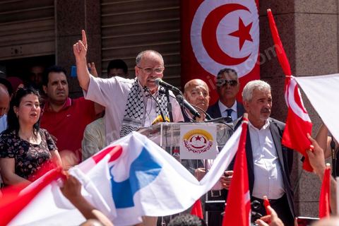 16 juin 2022 : rassemblement syndical ce matin devant le siège de l’UGTT à Tunis, avec le discours de son secrétaire général, Noureddine Taboubi en ce jour de grève générale dans la fonction publique. La grève de 24h largement suivie est une pression forte de l'UGTT contre Saied et son gouvernement pour négocier de nouveaux accords salariaux et « corriger le pouvoir d’achat » des Tunisiens.