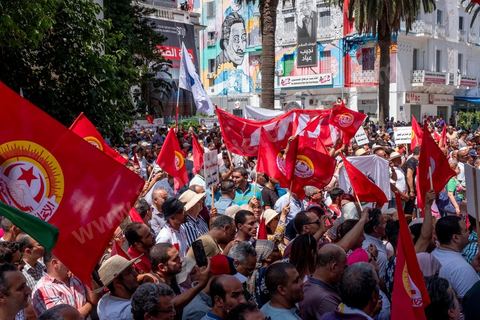 16 juin 2022 : rassemblement syndical ce matin devant le siège de l’UGTT à Tunis, avec le discours de son secrétaire général, Noureddine Taboubi en ce jour de grève générale dans la fonction publique. La grève de 24h largement suivie est une pression forte de l'UGTT contre Saied et son gouvernement pour négocier de nouveaux accords salariaux et « corriger le pouvoir d’achat » des Tunisiens.