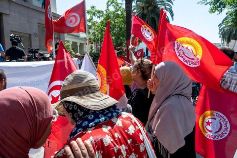 16 juin 2022 : rassemblement syndical ce matin devant le siège de l’UGTT à Tunis, avec le discours de son secrétaire général, Noureddine Taboubi en ce jour de grève générale dans la fonction publique. La grève de 24h largement suivie est une pression forte de l'UGTT contre Saied et son gouvernement pour négocier de nouveaux accords salariaux et « corriger le pouvoir d’achat » des Tunisiens.