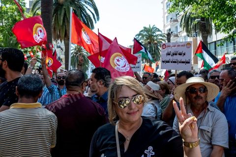 16 juin 2022 : rassemblement syndical ce matin devant le siège de l’UGTT à Tunis, avec le discours de son secrétaire général, Noureddine Taboubi en ce jour de grève générale dans la fonction publique. La grève de 24h largement suivie est une pression forte de l'UGTT contre Saied et son gouvernement pour négocier de nouveaux accords salariaux et « corriger le pouvoir d’achat » des Tunisiens.