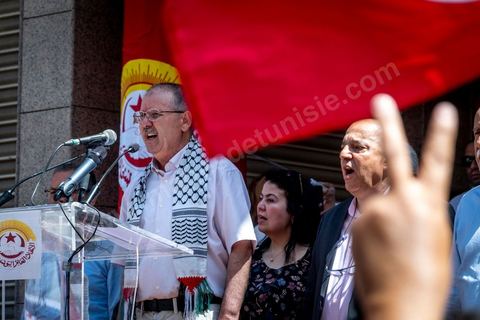 16 juin 2022 : rassemblement syndical ce matin devant le siège de l’UGTT à Tunis, avec le discours de son secrétaire général, Noureddine Taboubi en ce jour de grève générale dans la fonction publique. La grève de 24h largement suivie est une pression forte de l'UGTT contre Saied et son gouvernement pour négocier de nouveaux accords salariaux et « corriger le pouvoir d’achat » des Tunisiens.