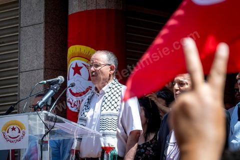 16 juin 2022 : rassemblement syndical ce matin devant le siège de l’UGTT à Tunis, avec le discours de son secrétaire général, Noureddine Taboubi en ce jour de grève générale dans la fonction publique. La grève de 24h largement suivie est une pression forte de l'UGTT contre Saied et son gouvernement pour négocier de nouveaux accords salariaux et « corriger le pouvoir d’achat » des Tunisiens.