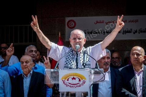 16 juin 2022 : rassemblement syndical ce matin devant le siège de l’UGTT à Tunis, avec le discours de son secrétaire général, Noureddine Taboubi en ce jour de grève générale dans la fonction publique. La grève de 24h largement suivie est une pression forte de l'UGTT contre Saied et son gouvernement pour négocier de nouveaux accords salariaux et « corriger le pouvoir d’achat » des Tunisiens.