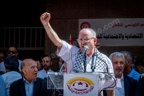 16 juin 2022 : rassemblement syndical ce matin devant le siège de l’UGTT à Tunis, avec le discours de son secrétaire général, Noureddine Taboubi en ce jour de grève générale dans la fonction publique. La grève de 24h largement suivie est une pression forte de l'UGTT contre Saied et son gouvernement pour négocier de nouveaux accords salariaux et « corriger le pouvoir d’achat » des Tunisiens.