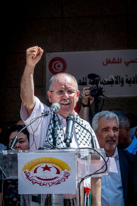 16 juin 2022 : rassemblement syndical ce matin devant le siège de l’UGTT à Tunis, avec le discours de son secrétaire général, Noureddine Taboubi en ce jour de grève générale dans la fonction publique. La grève de 24h largement suivie est une pression forte de l'UGTT contre Saied et son gouvernement pour négocier de nouveaux accords salariaux et « corriger le pouvoir d’achat » des Tunisiens.