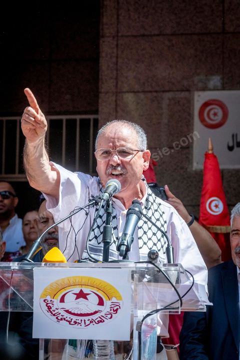 16 juin 2022 : rassemblement syndical ce matin devant le siège de l’UGTT à Tunis, avec le discours de son secrétaire général, Noureddine Taboubi en ce jour de grève générale dans la fonction publique. La grève de 24h largement suivie est une pression forte de l'UGTT contre Saied et son gouvernement pour négocier de nouveaux accords salariaux et « corriger le pouvoir d’achat » des Tunisiens.