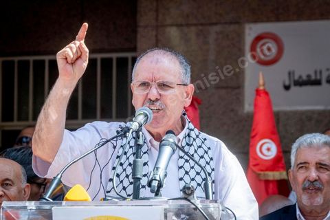 16 juin 2022 : rassemblement syndical ce matin devant le siège de l’UGTT à Tunis, avec le discours de son secrétaire général, Noureddine Taboubi en ce jour de grève générale dans la fonction publique. La grève de 24h largement suivie est une pression forte de l'UGTT contre Saied et son gouvernement pour négocier de nouveaux accords salariaux et « corriger le pouvoir d’achat » des Tunisiens.