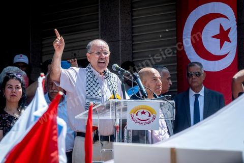 16 juin 2022 : rassemblement syndical ce matin devant le siège de l’UGTT à Tunis, avec le discours de son secrétaire général, Noureddine Taboubi en ce jour de grève générale dans la fonction publique. La grève de 24h largement suivie est une pression forte de l'UGTT contre Saied et son gouvernement pour négocier de nouveaux accords salariaux et « corriger le pouvoir d’achat » des Tunisiens.