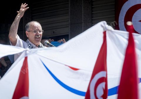 16 juin 2022 : rassemblement syndical ce matin devant le siège de l’UGTT à Tunis, avec le discours de son secrétaire général, Noureddine Taboubi en ce jour de grève générale dans la fonction publique. La grève de 24h largement suivie est une pression forte de l'UGTT contre Saied et son gouvernement pour négocier de nouveaux accords salariaux et « corriger le pouvoir d’achat » des Tunisiens.