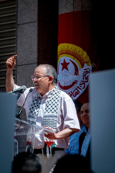 16 juin 2022 : rassemblement syndical ce matin devant le siège de l’UGTT à Tunis, avec le discours de son secrétaire général, Noureddine Taboubi en ce jour de grève générale dans la fonction publique. La grève de 24h largement suivie est une pression forte de l'UGTT contre Saied et son gouvernement pour négocier de nouveaux accords salariaux et « corriger le pouvoir d’achat » des Tunisiens.
