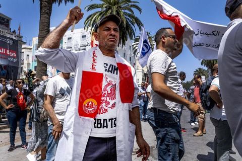 16 juin 2022 : rassemblement syndical ce matin devant le siège de l’UGTT à Tunis, avec le discours de son secrétaire général, Noureddine Taboubi en ce jour de grève générale dans la fonction publique. La grève de 24h largement suivie est une pression forte de l'UGTT contre Saied et son gouvernement pour négocier de nouveaux accords salariaux et « corriger le pouvoir d’achat » des Tunisiens.