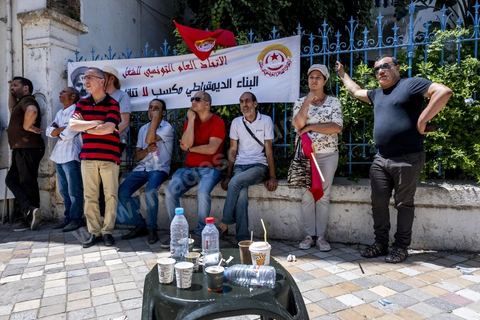 16 juin 2022 : rassemblement syndical ce matin devant le siège de l’UGTT à Tunis, avec le discours de son secrétaire général, Noureddine Taboubi en ce jour de grève générale dans la fonction publique. La grève de 24h largement suivie est une pression forte de l'UGTT contre Saied et son gouvernement pour négocier de nouveaux accords salariaux et « corriger le pouvoir d’achat » des Tunisiens.