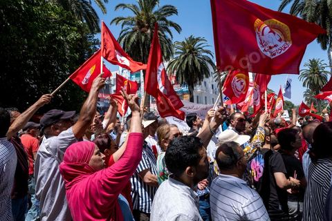 16 juin 2022 : rassemblement syndical ce matin devant le siège de l’UGTT à Tunis, avec le discours de son secrétaire général, Noureddine Taboubi en ce jour de grève générale dans la fonction publique. La grève de 24h largement suivie est une pression forte de l'UGTT contre Saied et son gouvernement pour négocier de nouveaux accords salariaux et « corriger le pouvoir d’achat » des Tunisiens.