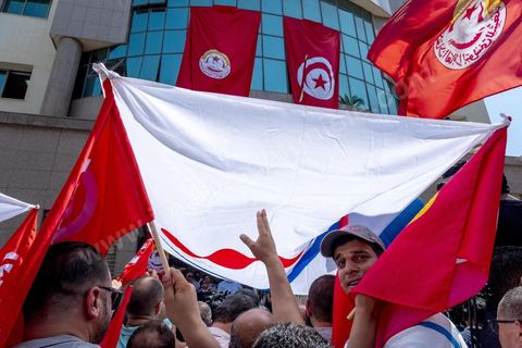16 juin 2022 : rassemblement syndical ce matin devant le siège de l’UGTT à Tunis, avec le discours de son secrétaire général, Noureddine Taboubi en ce jour de grève générale dans la fonction publique. La grève de 24h largement suivie est une pression forte de l'UGTT contre Saied et son gouvernement pour négocier de nouveaux accords salariaux et « corriger le pouvoir d’achat » des Tunisiens.