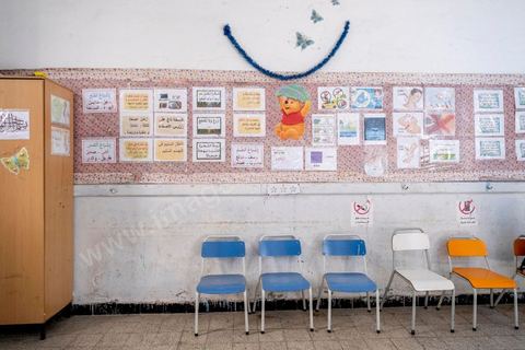 25 juillet 2022 : jour de la fête de la République de 1956, jour du 1er anniveraisre du coup d'état de Kais Saied de 2021, ce 25 juillet est le jour de vote pour le réferendum sur l'approbation de la nouvelle constitution du Président Kais Saeid. Le peuple est appelé par oui ou non à validé le texte de la 3ème constittuion proposé par le président de la République. Au centre ville de Tunis, les bureaux de vote ne connaissent qu'une faible affluence, le taux d'abstention étant le seul chiffre attendu au vu des appels à boycott d'un grand nombre de partis d'opposition. Absence aussi d'observateurs dasn les bureaux de vote est flagrante par raport aux anciens scrutins qui ont eu lieu en Tunisie ces dernières années.
