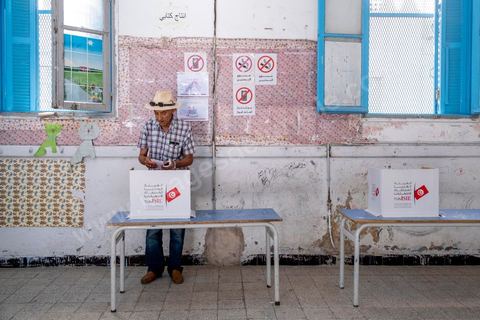 25 juillet 2022 : jour de la fête de la République de 1956, jour du 1er anniveraisre du coup d'état de Kais Saied de 2021, ce 25 juillet est le jour de vote pour le réferendum sur l'approbation de la nouvelle constitution du Président Kais Saeid. Le peuple est appelé par oui ou non à validé le texte de la 3ème constittuion proposé par le président de la République. Au centre ville de Tunis, les bureaux de vote ne connaissent qu'une faible affluence, le taux d'abstention étant le seul chiffre attendu au vu des appels à boycott d'un grand nombre de partis d'opposition. Absence aussi d'observateurs dasn les bureaux de vote est flagrante par raport aux anciens scrutins qui ont eu lieu en Tunisie ces dernières années.