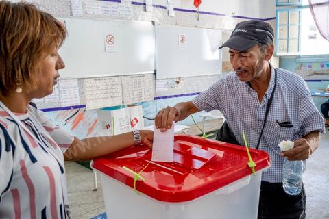25 juillet 2022 : jour de la fête de la République de 1956, jour du 1er anniveraisre du coup d'état de Kais Saied de 2021, ce 25 juillet est le jour de vote pour le réferendum sur l'approbation de la nouvelle constitution du Président Kais Saeid. Le peuple est appelé par oui ou non à validé le texte de la 3ème constittuion proposé par le président de la République. Au centre ville de Tunis, les bureaux de vote ne connaissent qu'une faible affluence, le taux d'abstention étant le seul chiffre attendu au vu des appels à boycott d'un grand nombre de partis d'opposition. Absence aussi d'observateurs dasn les bureaux de vote est flagrante par raport aux anciens scrutins qui ont eu lieu en Tunisie ces dernières années.