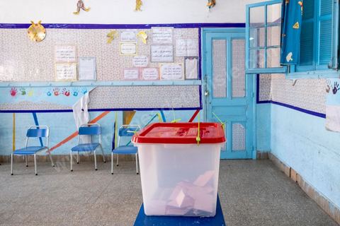 25 juillet 2022 : jour de la fête de la République de 1956, jour du 1er anniveraisre du coup d'état de Kais Saied de 2021, ce 25 juillet est le jour de vote pour le réferendum sur l'approbation de la nouvelle constitution du Président Kais Saeid. Le peuple est appelé par oui ou non à validé le texte de la 3ème constittuion proposé par le président de la République. Au centre ville de Tunis, les bureaux de vote ne connaissent qu'une faible affluence, le taux d'abstention étant le seul chiffre attendu au vu des appels à boycott d'un grand nombre de partis d'opposition. Absence aussi d'observateurs dasn les bureaux de vote est flagrante par raport aux anciens scrutins qui ont eu lieu en Tunisie ces dernières années.
