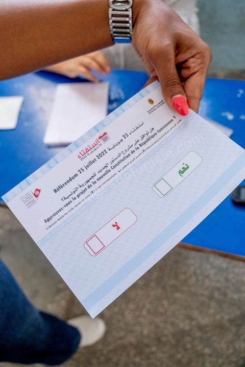 25 juillet 2022 : jour de la fête de la République de 1956, jour du 1er anniveraisre du coup d'état de Kais Saied de 2021, ce 25 juillet est le jour de vote pour le réferendum sur l'approbation de la nouvelle constitution du Président Kais Saeid. Le peuple est appelé par oui ou non à validé le texte de la 3ème constittuion proposé par le président de la République. Au centre ville de Tunis, les bureaux de vote ne connaissent qu'une faible affluence, le taux d'abstention étant le seul chiffre attendu au vu des appels à boycott d'un grand nombre de partis d'opposition. Absence aussi d'observateurs dasn les bureaux de vote est flagrante par raport aux anciens scrutins qui ont eu lieu en Tunisie ces dernières années.