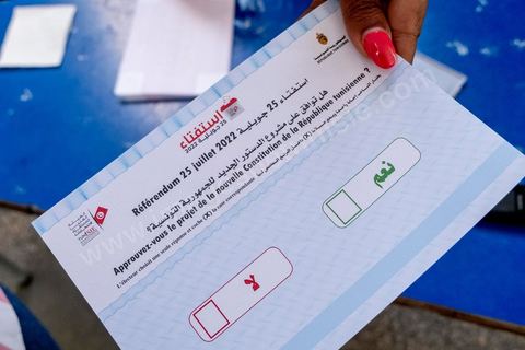 25 juillet 2022 : jour de la fête de la République de 1956, jour du 1er anniveraisre du coup d'état de Kais Saied de 2021, ce 25 juillet est le jour de vote pour le réferendum sur l'approbation de la nouvelle constitution du Président Kais Saeid. Le peuple est appelé par oui ou non à validé le texte de la 3ème constittuion proposé par le président de la République. Au centre ville de Tunis, les bureaux de vote ne connaissent qu'une faible affluence, le taux d'abstention étant le seul chiffre attendu au vu des appels à boycott d'un grand nombre de partis d'opposition. Absence aussi d'observateurs dasn les bureaux de vote est flagrante par raport aux anciens scrutins qui ont eu lieu en Tunisie ces dernières années.