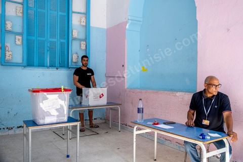 25 juillet 2022 : jour de la fête de la République de 1956, jour du 1er anniveraisre du coup d'état de Kais Saied de 2021, ce 25 juillet est le jour de vote pour le réferendum sur l'approbation de la nouvelle constitution du Président Kais Saeid. Le peuple est appelé par oui ou non à validé le texte de la 3ème constittuion proposé par le président de la République. Au centre ville de Tunis, les bureaux de vote ne connaissent qu'une faible affluence, le taux d'abstention étant le seul chiffre attendu au vu des appels à boycott d'un grand nombre de partis d'opposition. Absence aussi d'observateurs dasn les bureaux de vote est flagrante par raport aux anciens scrutins qui ont eu lieu en Tunisie ces dernières années.
