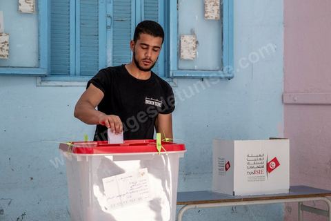 25 juillet 2022 : jour de la fête de la République de 1956, jour du 1er anniveraisre du coup d'état de Kais Saied de 2021, ce 25 juillet est le jour de vote pour le réferendum sur l'approbation de la nouvelle constitution du Président Kais Saeid. Le peuple est appelé par oui ou non à validé le texte de la 3ème constittuion proposé par le président de la République. Au centre ville de Tunis, les bureaux de vote ne connaissent qu'une faible affluence, le taux d'abstention étant le seul chiffre attendu au vu des appels à boycott d'un grand nombre de partis d'opposition. Absence aussi d'observateurs dasn les bureaux de vote est flagrante par raport aux anciens scrutins qui ont eu lieu en Tunisie ces dernières années.