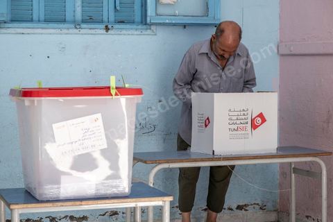 25 juillet 2022 : jour de la fête de la République de 1956, jour du 1er anniveraisre du coup d'état de Kais Saied de 2021, ce 25 juillet est le jour de vote pour le réferendum sur l'approbation de la nouvelle constitution du Président Kais Saeid. Le peuple est appelé par oui ou non à validé le texte de la 3ème constittuion proposé par le président de la République. Au centre ville de Tunis, les bureaux de vote ne connaissent qu'une faible affluence, le taux d'abstention étant le seul chiffre attendu au vu des appels à boycott d'un grand nombre de partis d'opposition. Absence aussi d'observateurs dasn les bureaux de vote est flagrante par raport aux anciens scrutins qui ont eu lieu en Tunisie ces dernières années.