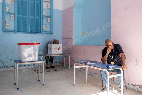 25 juillet 2022 : jour de la fête de la République de 1956, jour du 1er anniveraisre du coup d'état de Kais Saied de 2021, ce 25 juillet est le jour de vote pour le réferendum sur l'approbation de la nouvelle constitution du Président Kais Saeid. Le peuple est appelé par oui ou non à validé le texte de la 3ème constittuion proposé par le président de la République. Au centre ville de Tunis, les bureaux de vote ne connaissent qu'une faible affluence, le taux d'abstention étant le seul chiffre attendu au vu des appels à boycott d'un grand nombre de partis d'opposition. Absence aussi d'observateurs dasn les bureaux de vote est flagrante par raport aux anciens scrutins qui ont eu lieu en Tunisie ces dernières années.