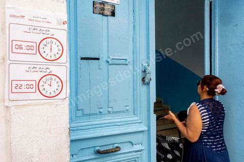 25 juillet 2022 : jour de la fête de la République de 1956, jour du 1er anniveraisre du coup d'état de Kais Saied de 2021, ce 25 juillet est le jour de vote pour le réferendum sur l'approbation de la nouvelle constitution du Président Kais Saeid. Le peuple est appelé par oui ou non à validé le texte de la 3ème constittuion proposé par le président de la République. Au centre ville de Tunis, les bureaux de vote ne connaissent qu'une faible affluence, le taux d'abstention étant le seul chiffre attendu au vu des appels à boycott d'un grand nombre de partis d'opposition. Absence aussi d'observateurs dasn les bureaux de vote est flagrante par raport aux anciens scrutins qui ont eu lieu en Tunisie ces dernières années.