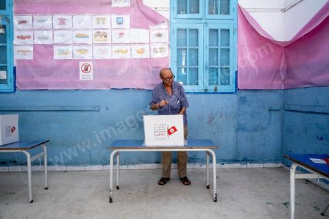 25 juillet 2022 : jour de la fête de la République de 1956, jour du 1er anniveraisre du coup d'état de Kais Saied de 2021, ce 25 juillet est le jour de vote pour le réferendum sur l'approbation de la nouvelle constitution du Président Kais Saeid. Le peuple est appelé par oui ou non à validé le texte de la 3ème constittuion proposé par le président de la République. Au centre ville de Tunis, les bureaux de vote ne connaissent qu'une faible affluence, le taux d'abstention étant le seul chiffre attendu au vu des appels à boycott d'un grand nombre de partis d'opposition. Absence aussi d'observateurs dasn les bureaux de vote est flagrante par raport aux anciens scrutins qui ont eu lieu en Tunisie ces dernières années.